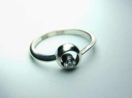 Кольцо с фианитом 