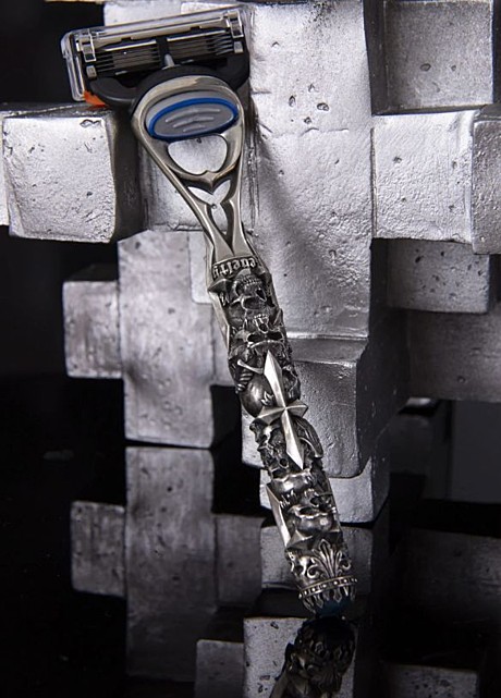 Бритва Gillette из серебра с черепами