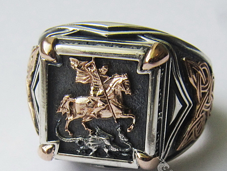 Серебряный перстень Георгий Победоносец с золотыми накладками по бокам